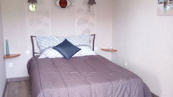 1 quarto, ferros/tĂĄbuas de passar roupa, roupa de cama
