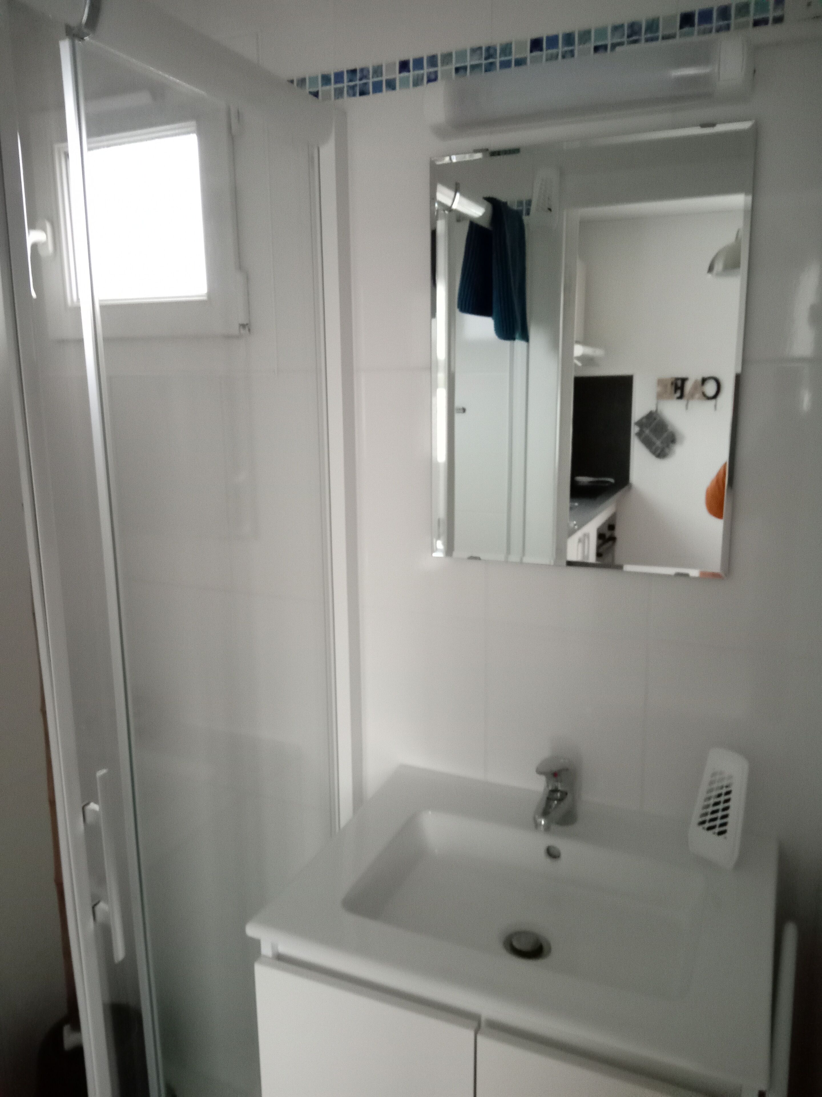 Douche, sèche-cheveux, serviettes fournies, papier toilette