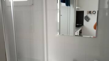 Douche, sèche-cheveux, serviettes fournies, papier toilette