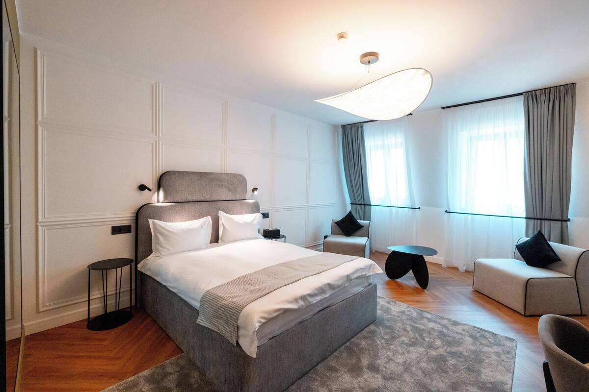 Minibar (some free items), in-room safe, desk, blackout drapes