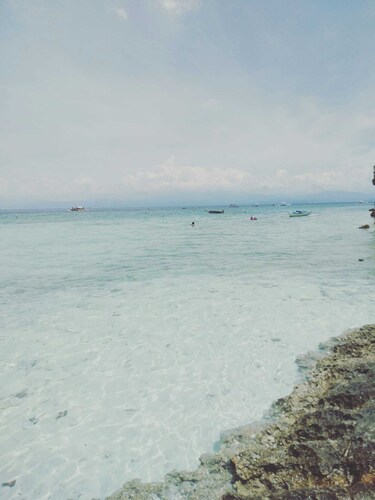 5 Bedrm villa by the seaside great for diving and snorkling family friendly.