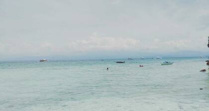 5 Bedrm villa by the seaside great for diving and snorkling family friendly.