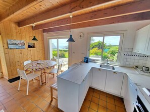 Fridge, microwave, oven, dishwasher - 391-Beautiful fisherman's house, closer to the beach with sea view (Primelin)