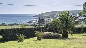 A coastal landscape with a view of the sea, a hill with houses, and a hedge in the foreground. - 391-Beautiful fisherman's house, closer to the beach with sea view (Primelin)