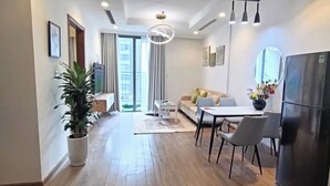 Un appartement moderne comprenant une cuisine, un coin repas et un salon.