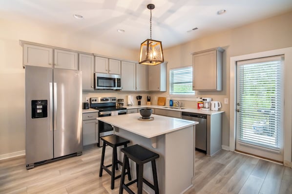 Kjøleskap, mikrobølgeovn, ovn og kokeplater