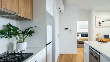 Kühlschrank, Mikrowelle, Ofen, Herdplatte