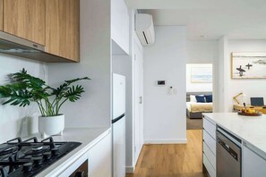 冷蔵庫、電子レンジ、オーブン、コンロ