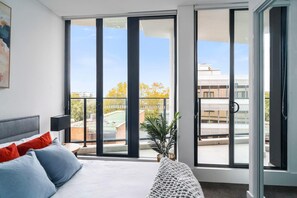 2 室のベッドルーム、デスク、アイロン / アイロン台、旅行用ベビーベッド