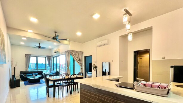 Una sala de estar moderna con comedor, cocina equipada con horno y un amplio ventanal con vistas a la ciudad.