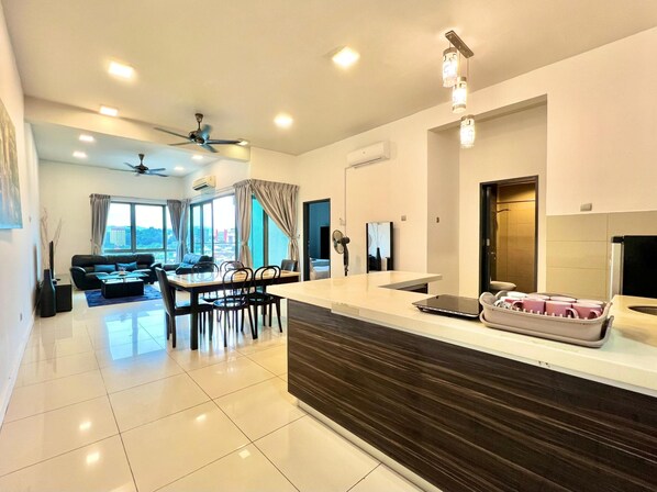 Leilighet, 4 soverom | Skrivebord for bærbar PC, wi-fi (inkludert) og sengetøy