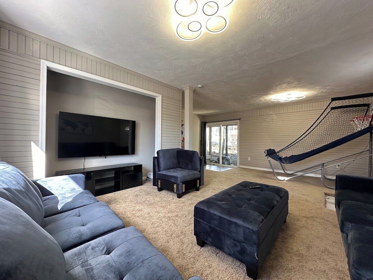 Smart TV, chimenea y oficina 