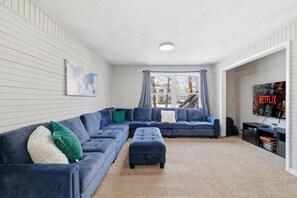 Smart TV, fireplace, offices - Poconos Escape: Hot Tub & Fun for Groups (Pocono Summit)