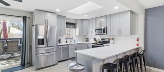 Poconos Escape: Hot Tub & Fun for Groups