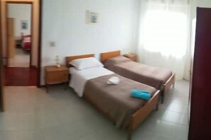 3 quartos, ferros/tábuas de passar roupa, roupa de cama