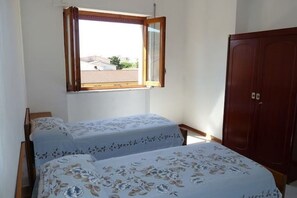 3 عدّة غرف نوم ومكواة/لوح كي وملاءات أسرّة