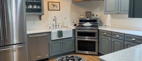 冰箱、微波炉、烤箱、炉灶