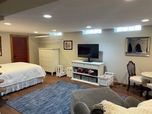 5 bedrooms, desk, WiFi, bed sheets
