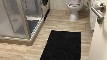 Dusche, Handtücher, Seife, Toilettenpapier