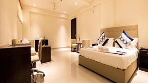 ห้องดีลักซ์ | ผ้าปูที่นอนฝ้ายอียิปต์, เครื่องนอนระดับพรีเมียม, ตู้นิรภัยในห้องพัก
