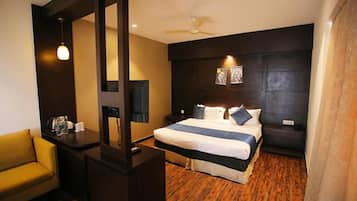 Luxury Suite | Egyptian cotton sheets, premium bedding, in-room safe, free WiFi