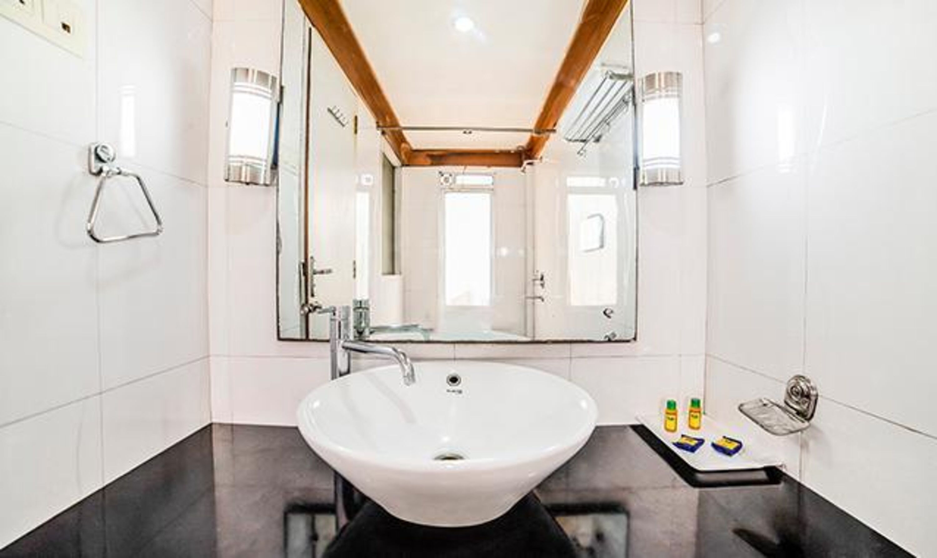 Shower, rainfall showerhead, free toiletries, towels