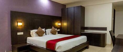 Egyptian cotton sheets, premium bedding, in-room safe, free WiFi