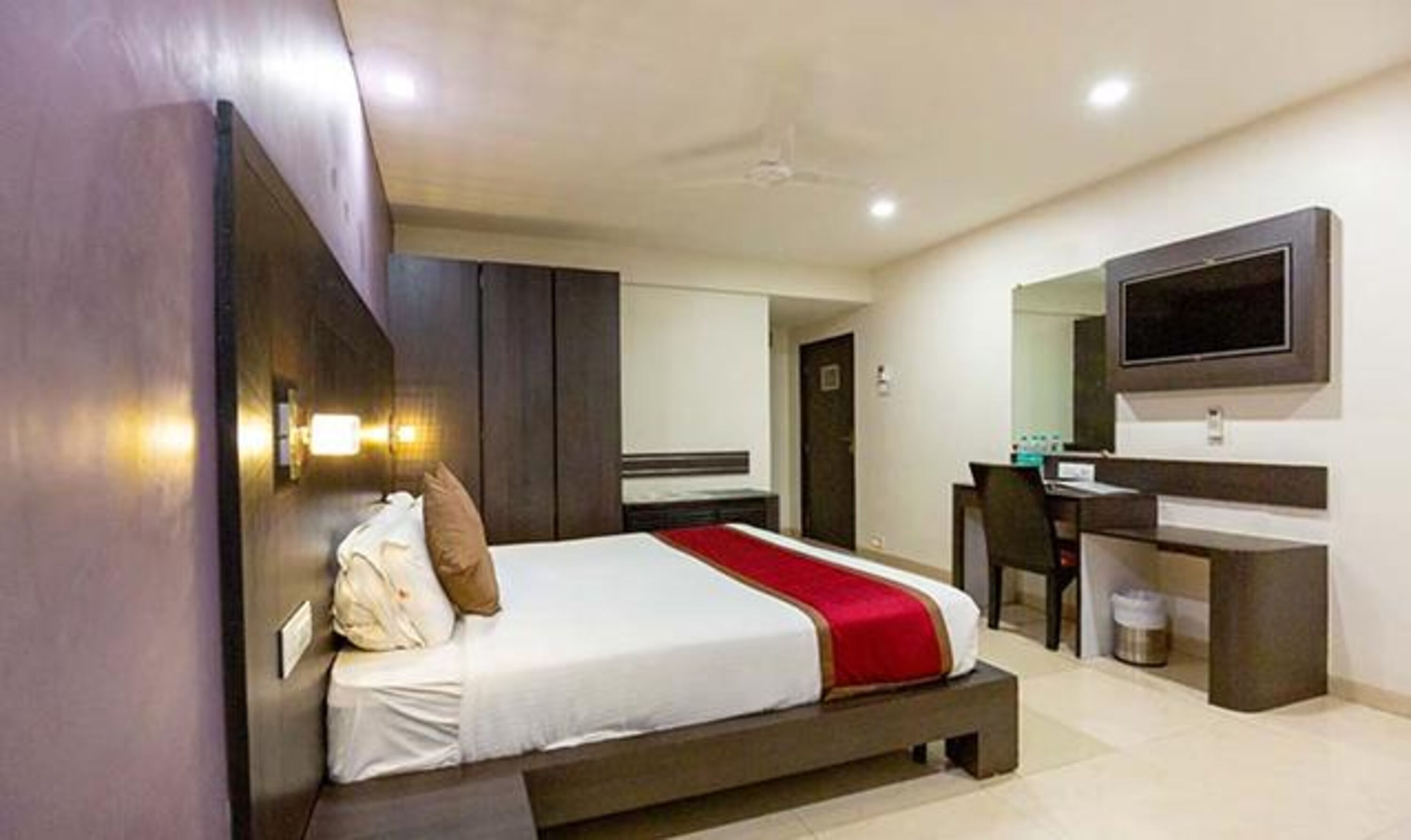Egyptian cotton sheets, premium bedding, in-room safe, free WiFi