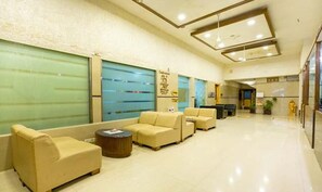 Lobby sitting area - FabHotel Prime Sukh (Mumbai)