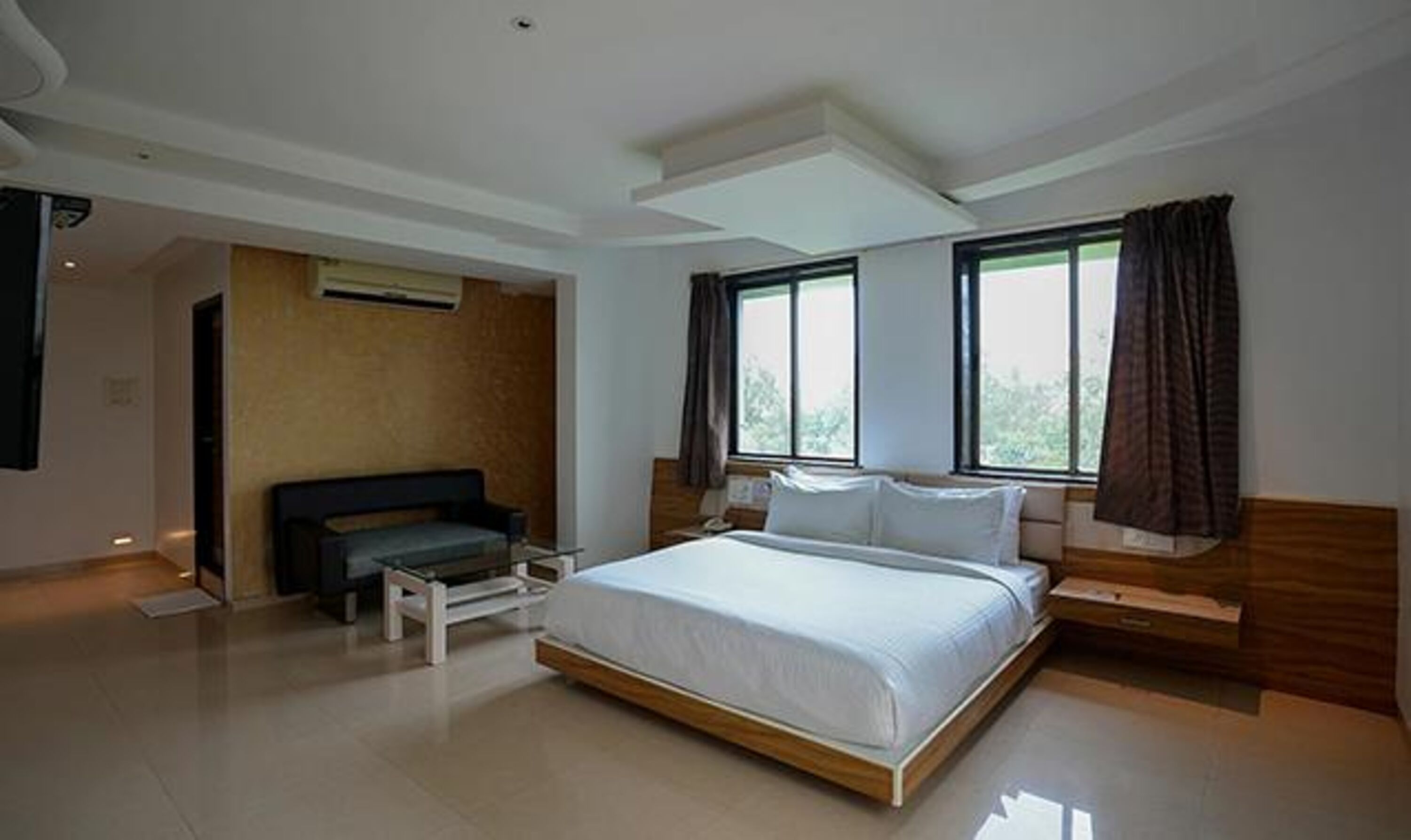 Egyptian cotton sheets, premium bedding, in-room safe, free WiFi