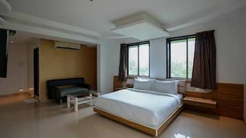 Egyptian cotton sheets, premium bedding, in-room safe, free WiFi