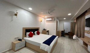 Una camera d'albergo moderna con un letto grande, comodini, una scrivania e una sedia.