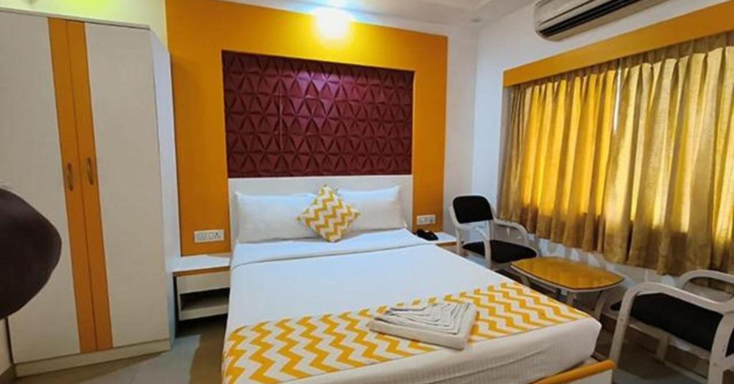 Egyptian cotton sheets, premium bedding, in-room safe, free WiFi