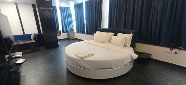 Luxury Suite | Egyptian cotton sheets, premium bedding, in-room safe, free WiFi - FabHotel Prime Kanha Shree (Indore)