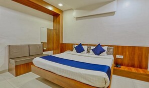 Deluxe Room | Egyptian cotton sheets, premium bedding, in-room safe, free WiFi - FabHotel Ten Eleven Grand (Indore)