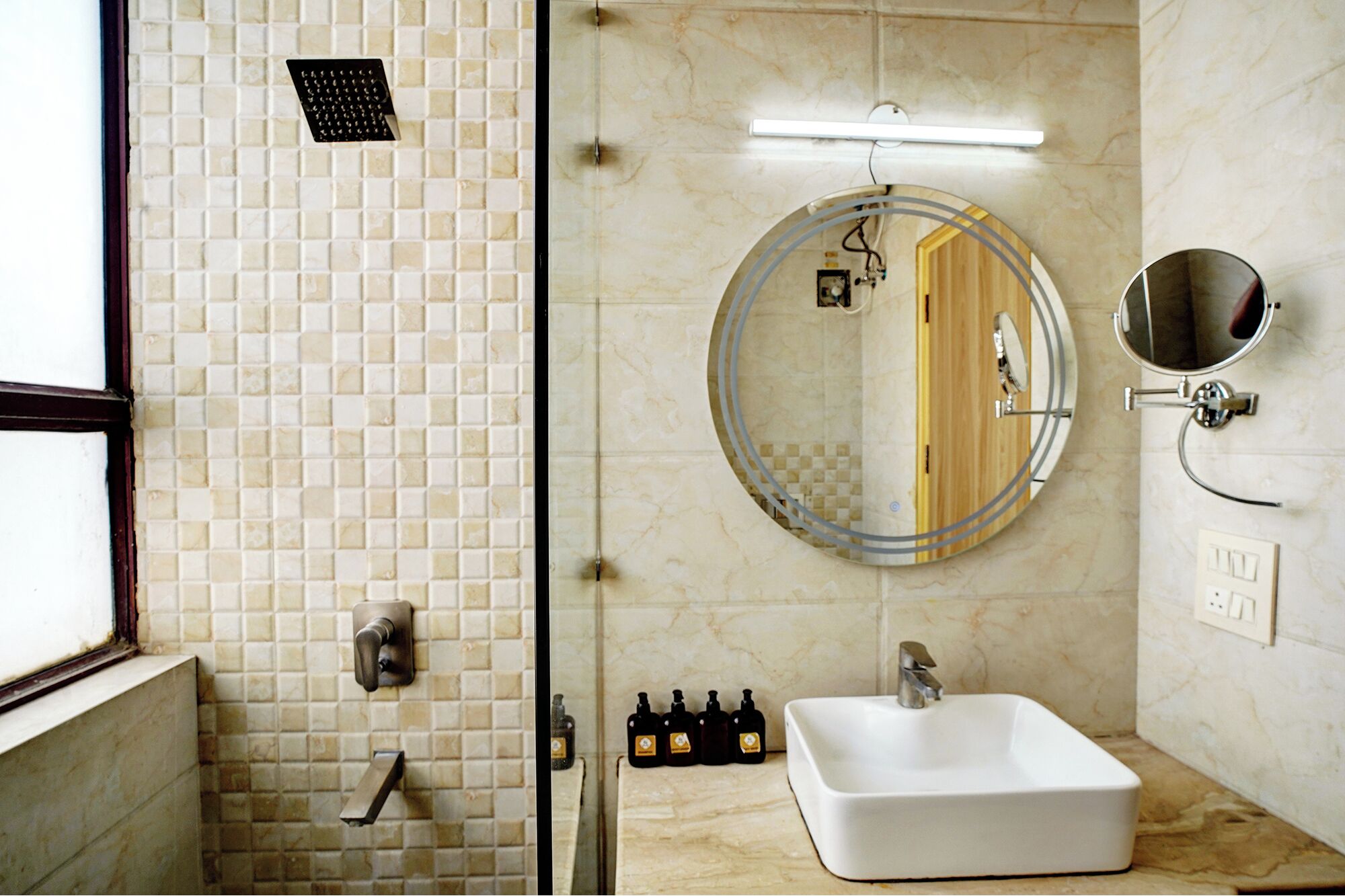 Chambre Premium | Salle de bain | Douche, douche à « effet pluie », articles de toilette gratuits