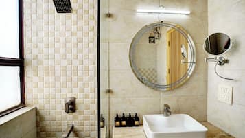 Chambre Premium | Salle de bain | Douche, douche à « effet pluie », articles de toilette gratuits