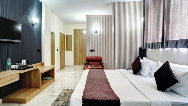 Luxury Room | Egyptian cotton sheets, premium bedding, in-room safe, WiFi (free) - Fabhotel Prime The Rivlet Mg Road (Gurugram)