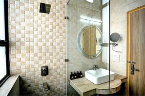 Rom – executive | Bad | Dusj, regndusjhode, toalettartikler (inkludert) og håndklær