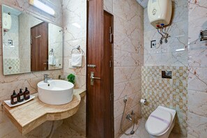 Luxury Room | Bathroom | Shower, rainfall showerhead, free toiletries, towels
