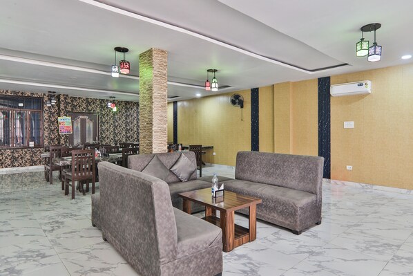 Lobby sitting area - FabHotel Lucknow Inn (Lucknow)
