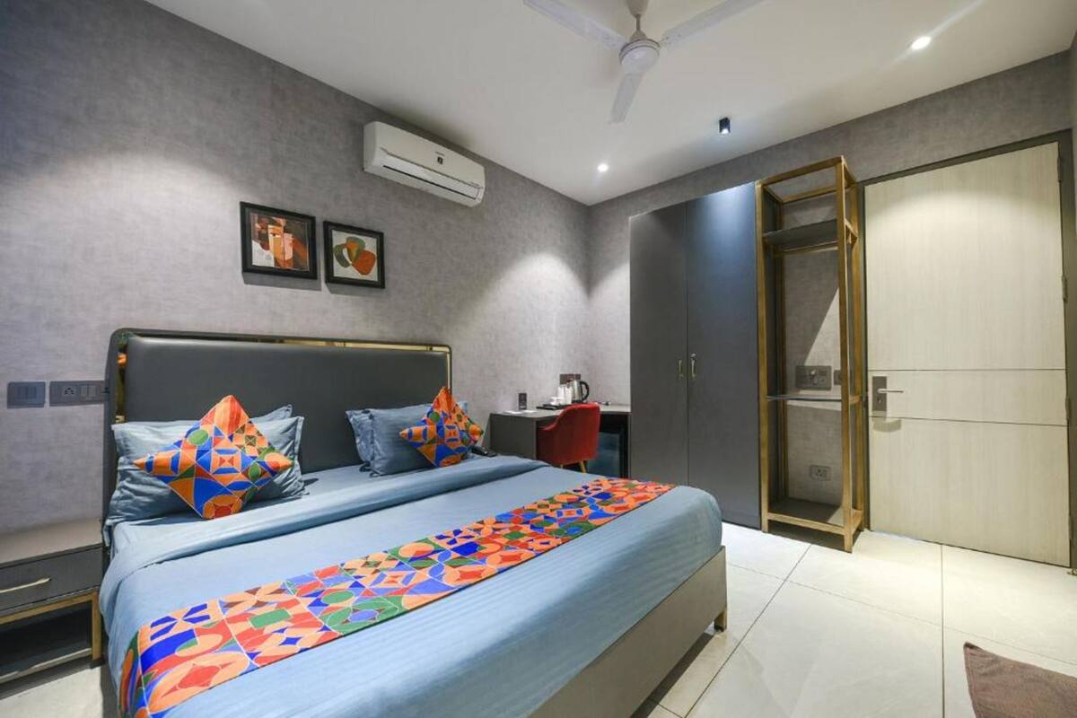 Une chambre moderne avec un lit, un bureau et une armoire.