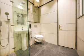 豪華客房 | 浴室 | 淋浴設備、淋浴花灑、免費盥洗用品、毛巾