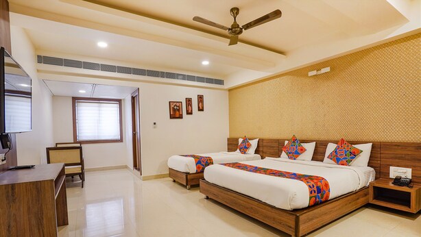 Egyptian cotton sheets, premium bedding, in-room safe, WiFi (free) - FabHotel Ginger Suites (Bengaluru)