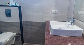 Deluxe Room | Bathroom | Shower, rainfall showerhead, free toiletries, towels
