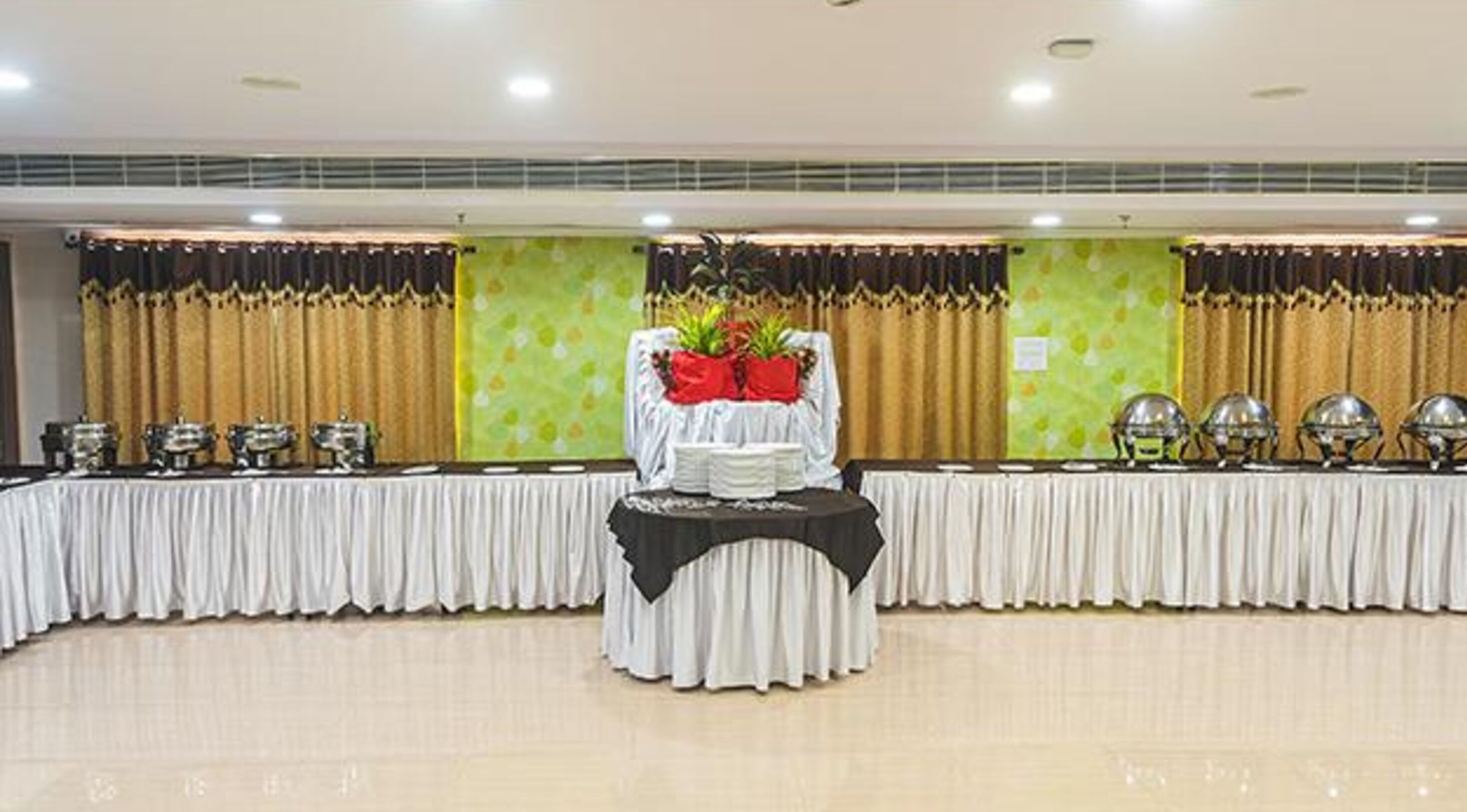 Ein Festsaal mit einer runden Tischmitte, umgeben von einer Reihe von Buffets.