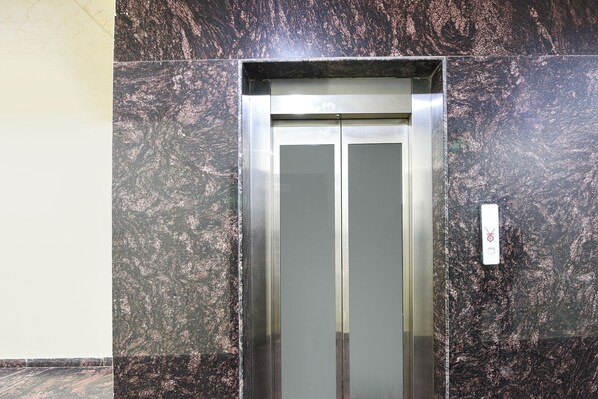 Lift - FabHotel Royal Reena Residency (New Delhi)