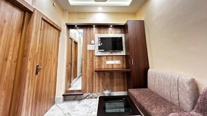 32 インチの液晶テレビ (ケーブル放送視聴可)