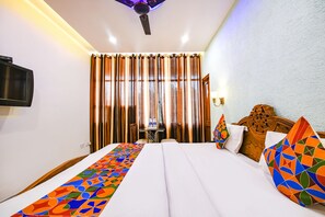 Egyptian cotton sheets, premium bedding, in-room safe, free WiFi - FabExpress Skylark (Chandigarh)