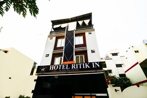 Hotel chamado "HOTEL RITIK IN" com uma placa chamativa, localizado no Setor C, Vihar Indore.